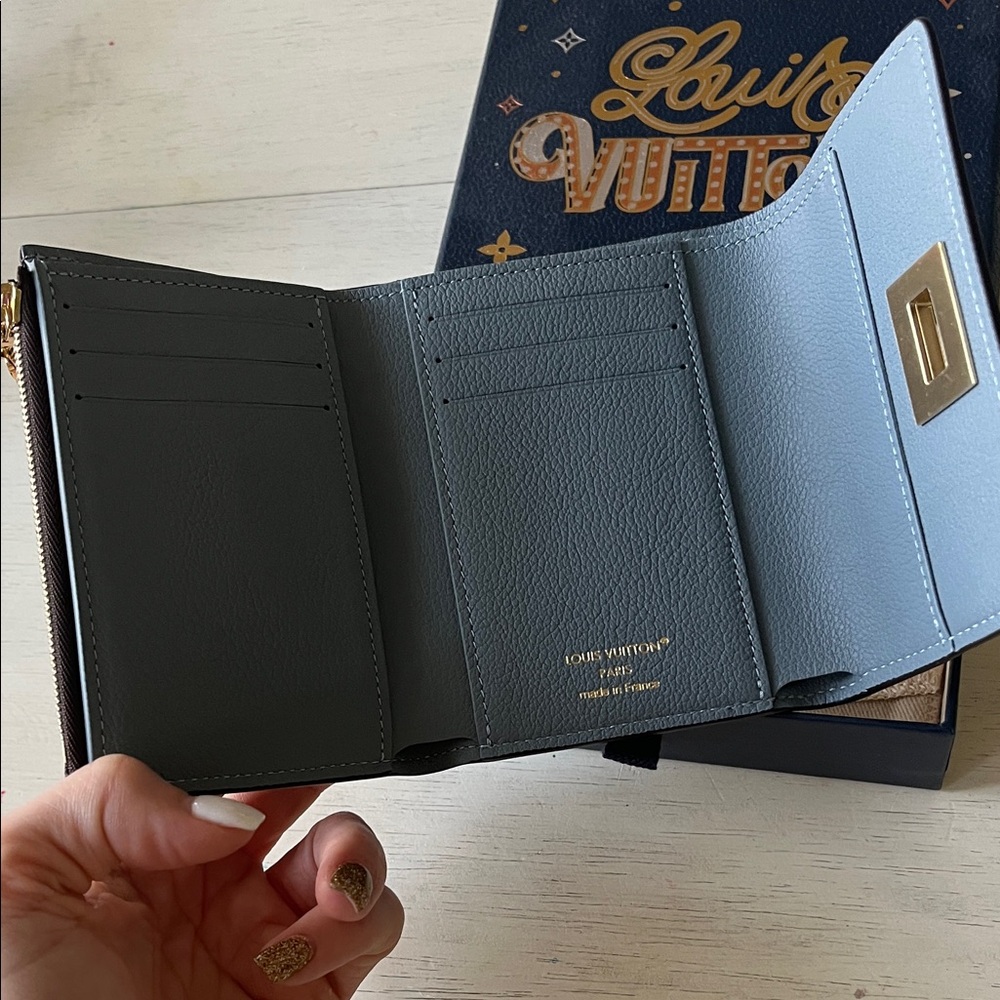 Louis Vuitton “On My Side” wallet in Greige - Picture 4 of 12